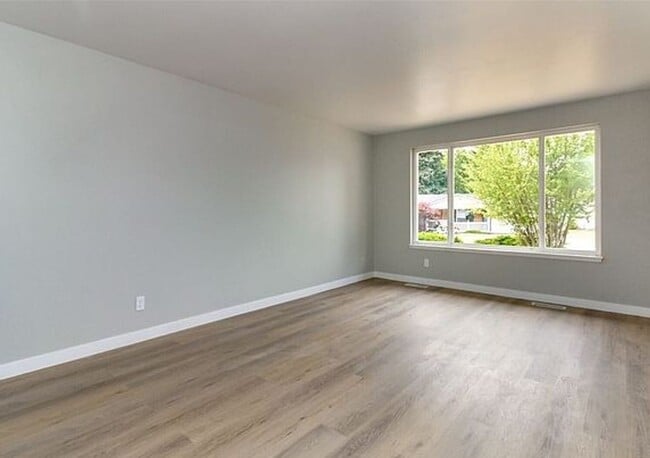 Building Photo - Beautiful 3 Bedroom Home on Spacious Lot in Federal Way