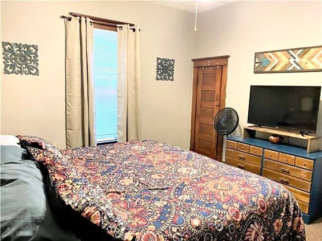 Building Photo - Charming 3-Bedroom Home on Terre Haute’s E...