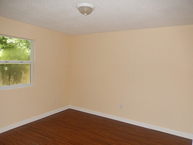 Building Photo - AFFORDABLE 2/1 w/ & Huge Privacy Fenced Yard! $1095/month Avail April 1st!