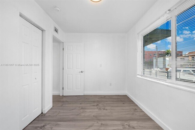 Building Photo - 842 SW 3rd St