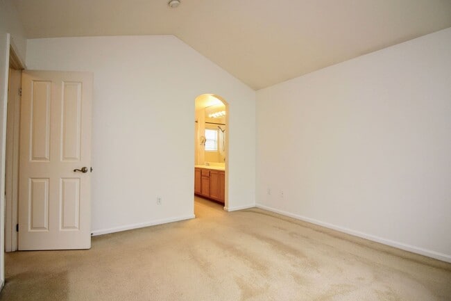 Building Photo - 2 Bedroom 2.5 Bath Home in Petaluma