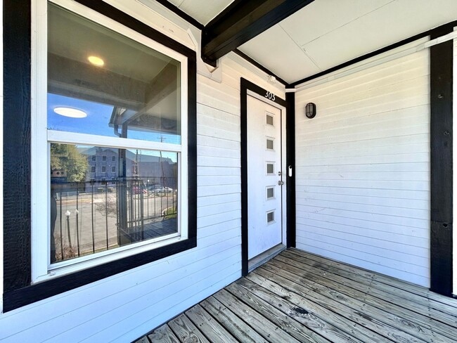 Building Photo - Stylish Top-Floor North Austin Condo Near 2222 & Minutes to Downtown