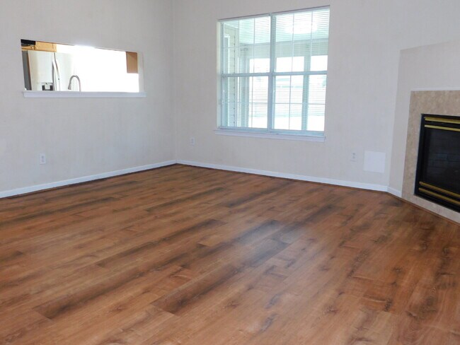Building Photo - "Spacious 4-Bedroom Gem on Hughart Street with 2.5 Bathrooms and 2108 Sq. Ft. of Comfort!"