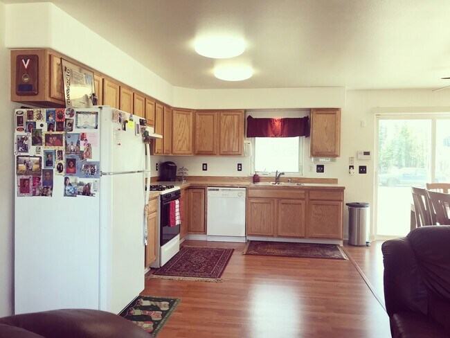 Building Photo - Centrally located 3 bed/2 bath Ranch style home with large oversized heated garage.