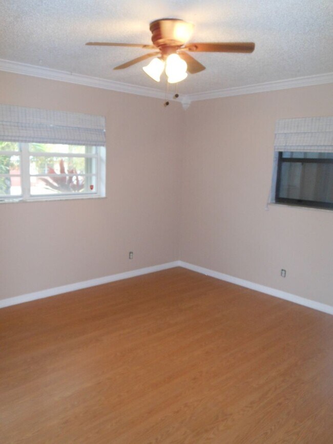 Building Photo - CHARMING 2 BEDROOM POOL HOME IN THE HEART OF JENSEN BEACH