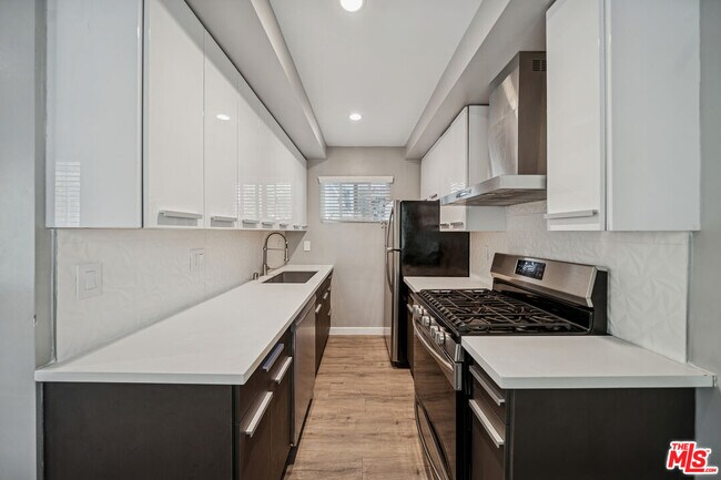 Building Photo - 252 S New Hampshire Ave