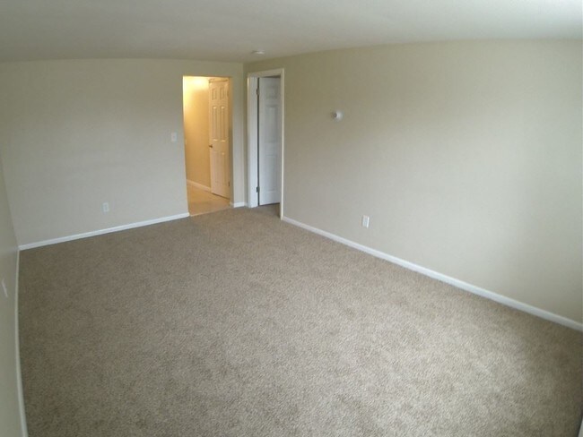 Building Photo - 1 br, 1 bath Apartment - 5029 Aravesta Ave.