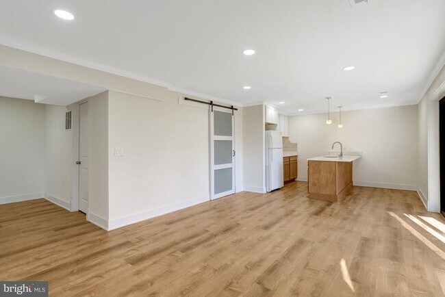 Building Photo - 6120 Beachway Dr