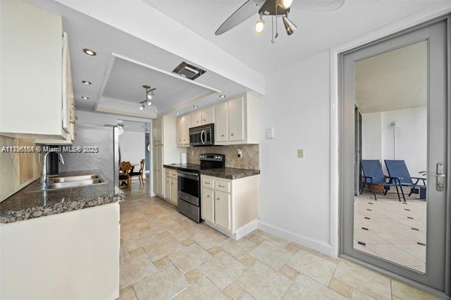 Building Photo - 18011 Biscayne Blvd