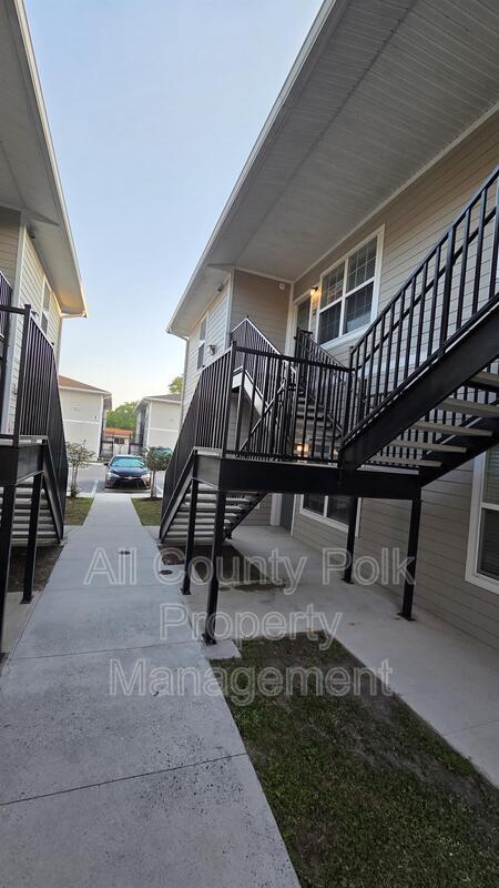 Building Photo - 915 Ariana St