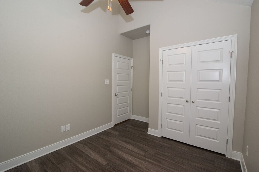 Building Photo - ADORABLE 2/1 APARTMENT CLOSE TO CAMPUS!