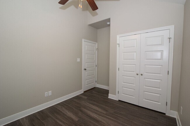 Building Photo - ADORABLE 2/1 APARTMENT CLOSE TO CAMPUS! FEB-JULY SUBLEASE!