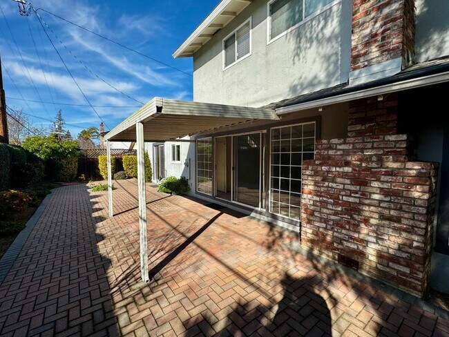 Building Photo - 5059 Bel Estos Dr