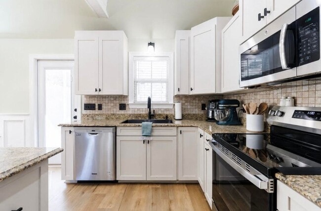 Building Photo - 901 Sugarberry Dr