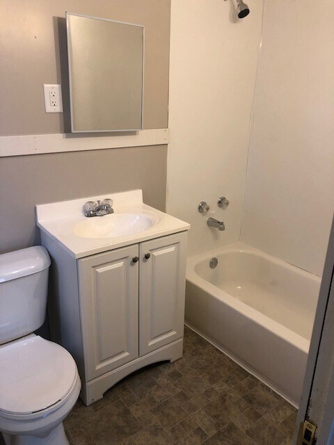 Building Photo - One Bedroom One Bath Apartment
