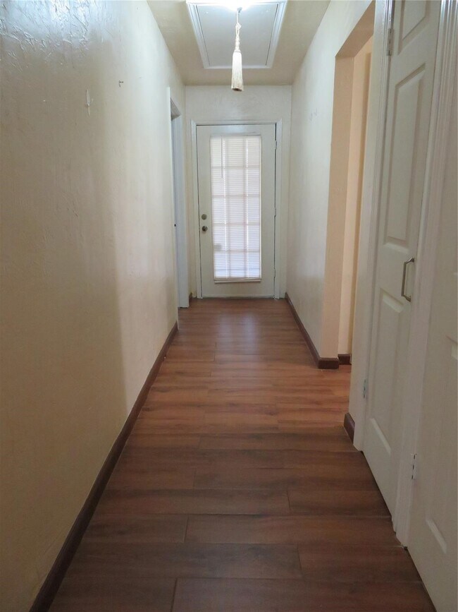 Building Photo - 1006 Avenue L