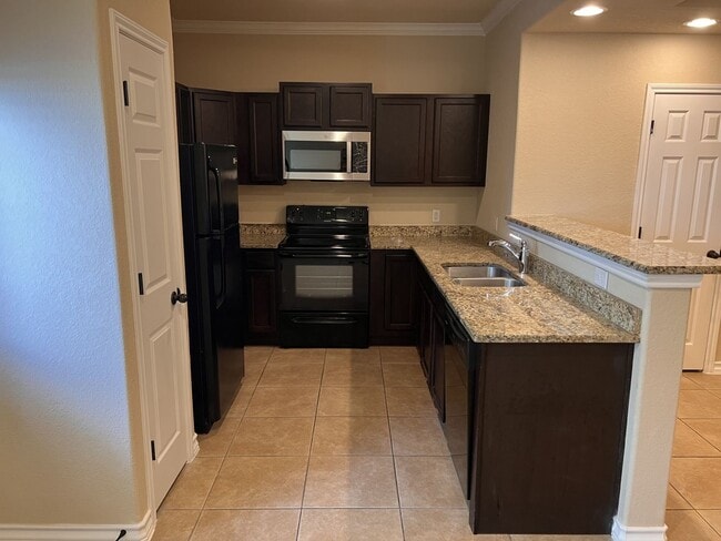 Building Photo - Luxury Townhome in Selma!