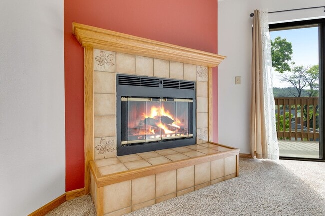 Building Photo - Cozy Condo in Convenient Location with Mou...