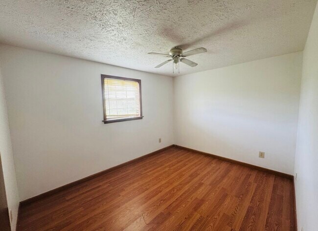 Building Photo - 572 Lexington Dr