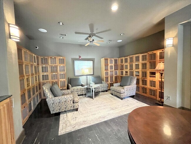 Building Photo - BEAUTIFUL CONDO WITH AMENITIES NEAR VANDER...