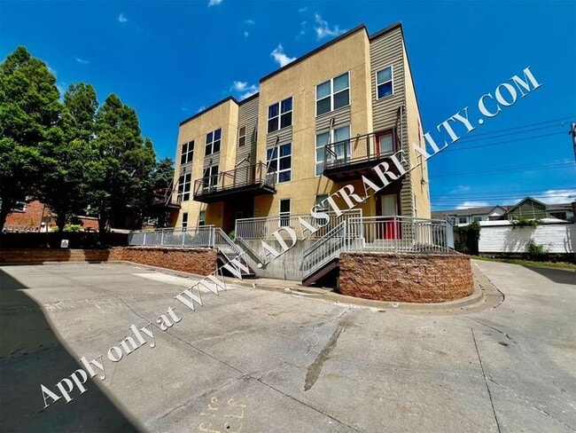 Building Photo - Beautiful 2 Bed 2.5 Bath Townhome Near The Plaza - Available NOW!!