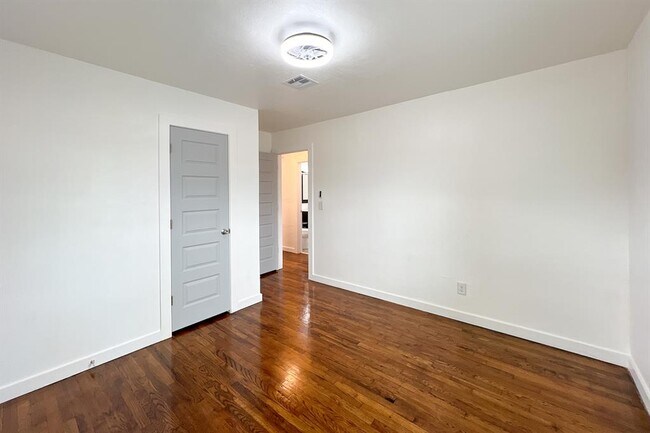 Building Photo - 909 SW 48th St