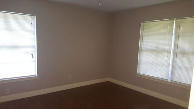 Building Photo - No Application Fee* Plus $250 Off First 2 ...
