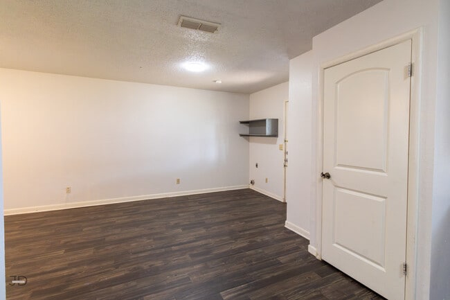 Building Photo - 2913 S Bandera Dr