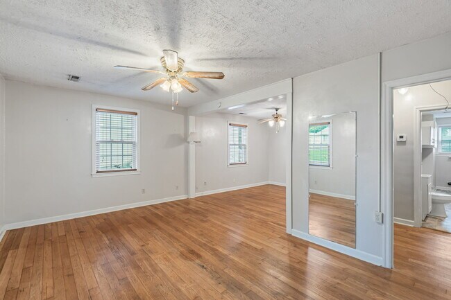 Building Photo - 1315 E Red Bud Rd