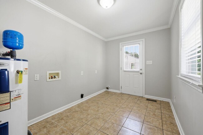 Building Photo - Modern Updates in this Classic 3bedroom/2.5 Bath Home in Erwin