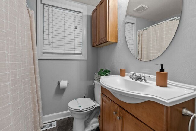 Building Photo - Furnished 4 bedroom Near NOB