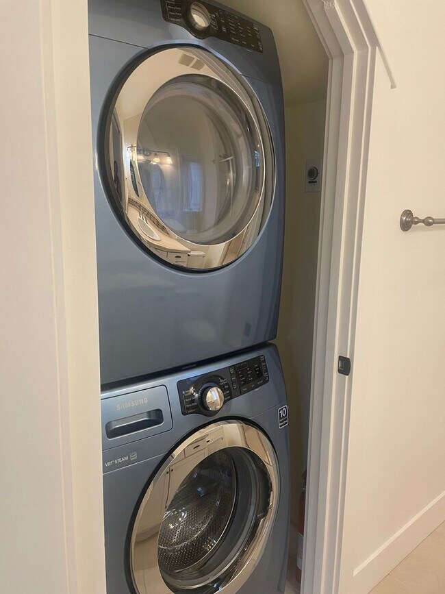 Building Photo - Desirable Langley Home Minutes From Downtowm!