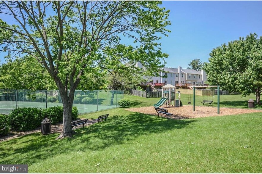 Building Photo - 18300 Streamside Dr