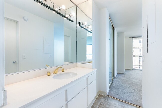 Building Photo - High Rise Condo 1bed 2 Full Bath