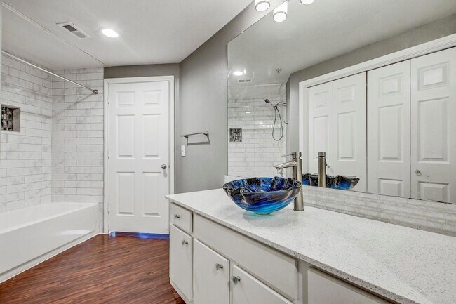 Building Photo - 2320 Gracy Farms Ln