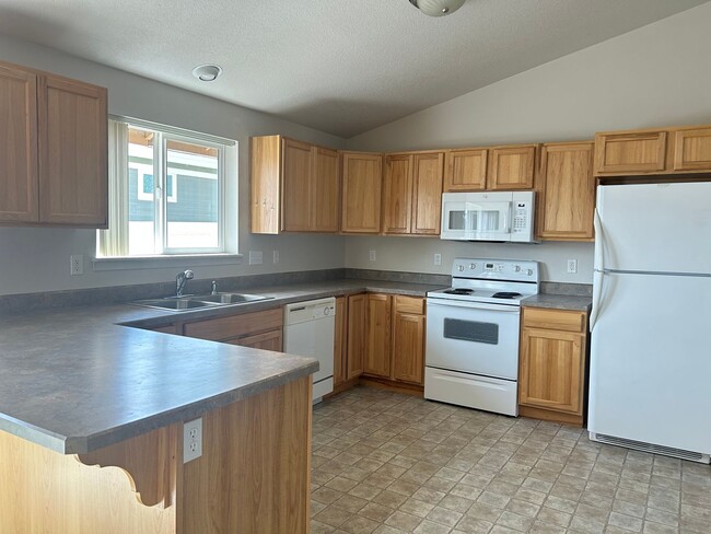 Building Photo - *OPEN HOUSE  5/2/25*