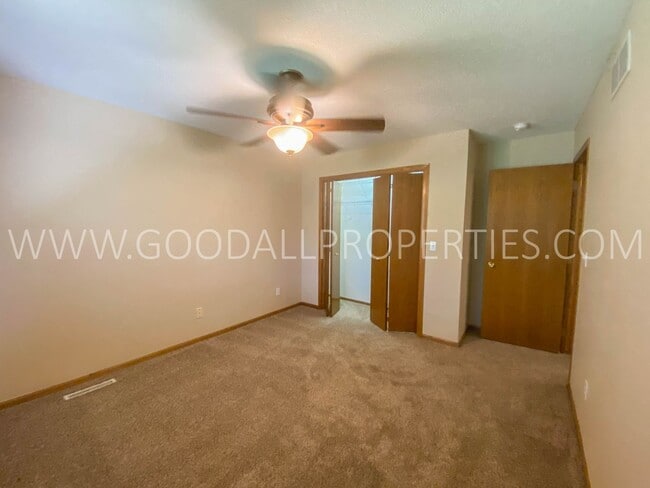 Building Photo - Executive Home - 4 Bedroom, 3.5 Bathroom in Country Club Neighborhood with Finished Basement