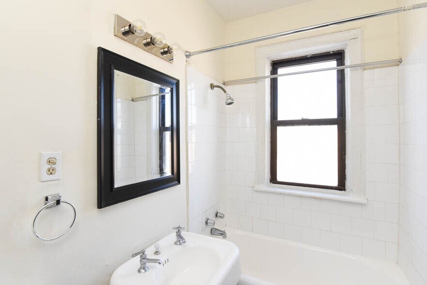 Building Photo - 1211 W Elmdale Ave