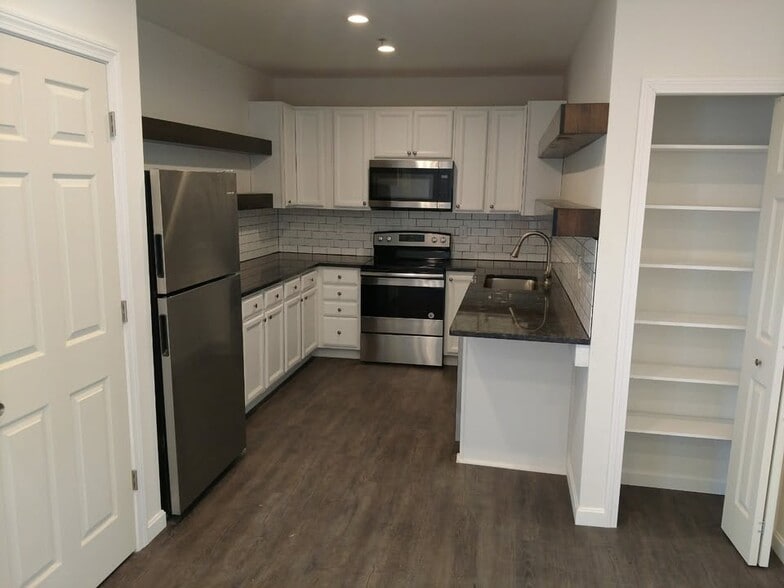 Kitchen - 41 Zapora Dr