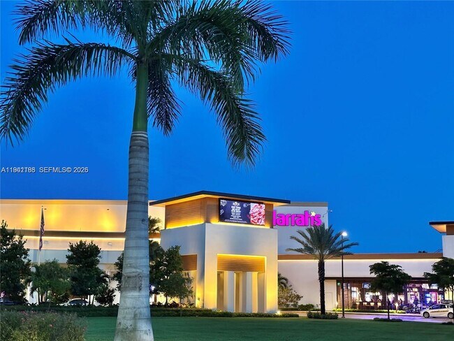 Building Photo - 3351 S Palm Aire Dr