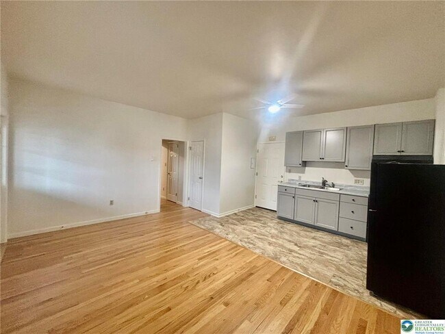 Building Photo - 20 W Main St