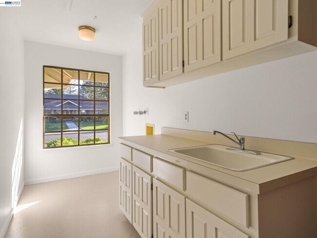 Building Photo - 261 St Paul Dr