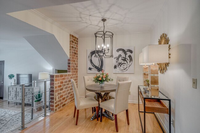 Building Photo - FULLY FURNISHED 2 BED 2 BATH TOWNHOME IN GREENHILLS $2500 PER MONTH.