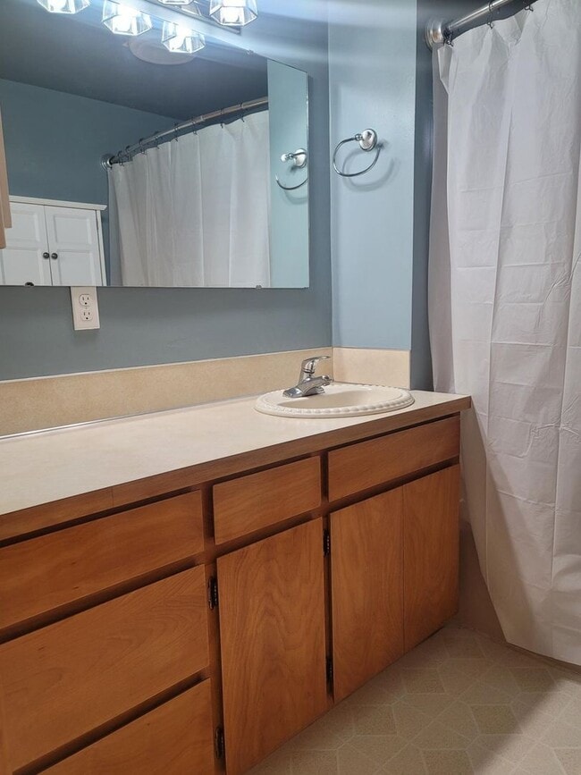 Building Photo - 3 Bedroom Home Convenient Bremerton Location!