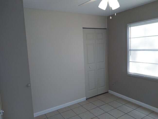 Building Photo - 2847 NE 13th Dr
