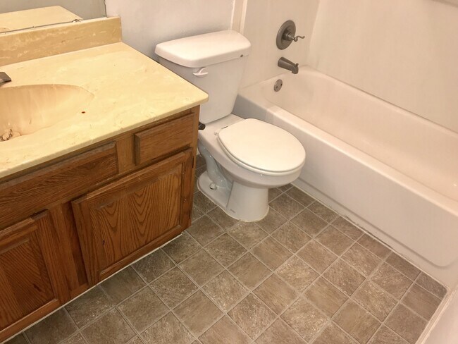 Building Photo - 3-2 DUPLEX! AVAILABLE NOW