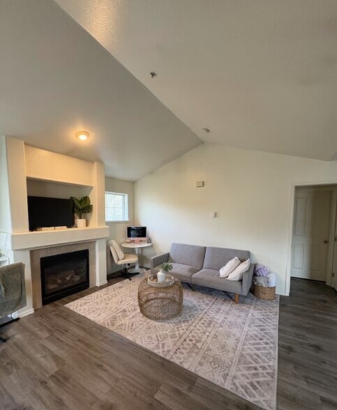 Vaulted Ceiling - 1787 Kennedy Pl