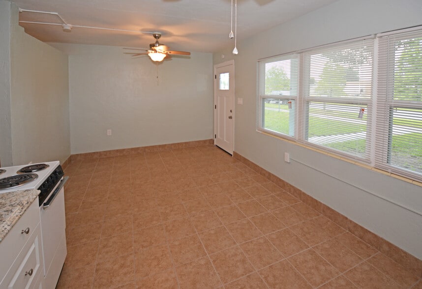 Building Photo - 5009 TANGERINE AVE S