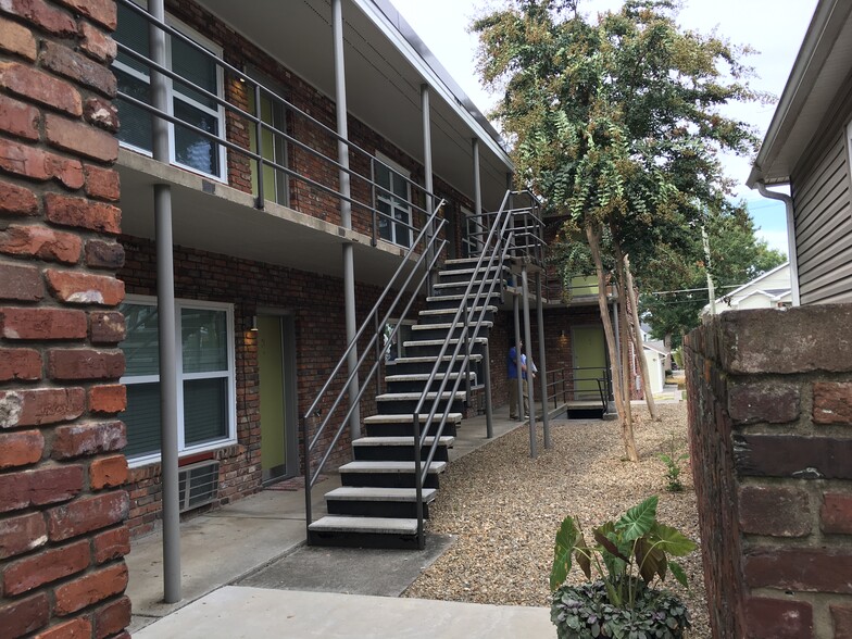 Interior Courtyard - 2223 Laurel Ave