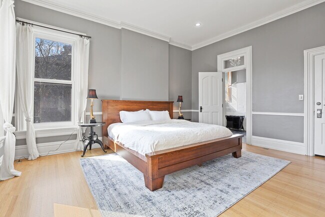 Building Photo - 550 E Town St